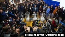 Голосує чинний президент України і кандидат Петро Порошенко. Він має шанс потрапити у другий тур, згідно із даними 4-х екзит-полів