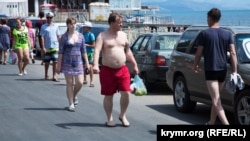 Отдыхающие в Алуште, иллюстрационное фото