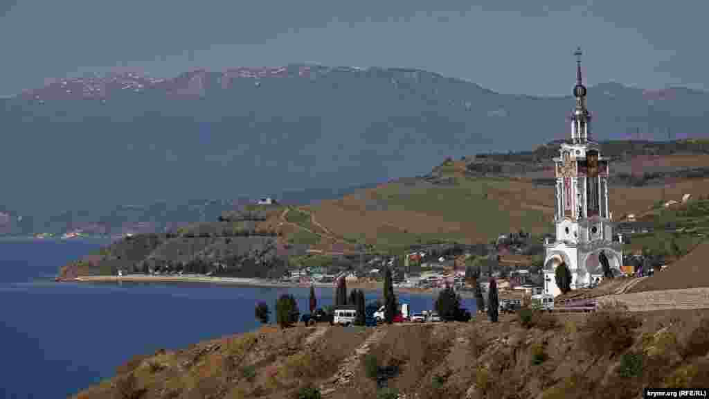 Храм-маяк Николая Чудотворца в селе Малореченское, что под Алуштой. Уникальную для Крыма церковь начали строить в конце 2004-го. А уже спустя два с половиной года – в 2007-м – торжественно освятили