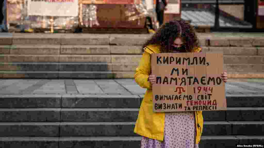 «Киримли, ми пам'ятаємо» – напис на плакаті учасниці акції