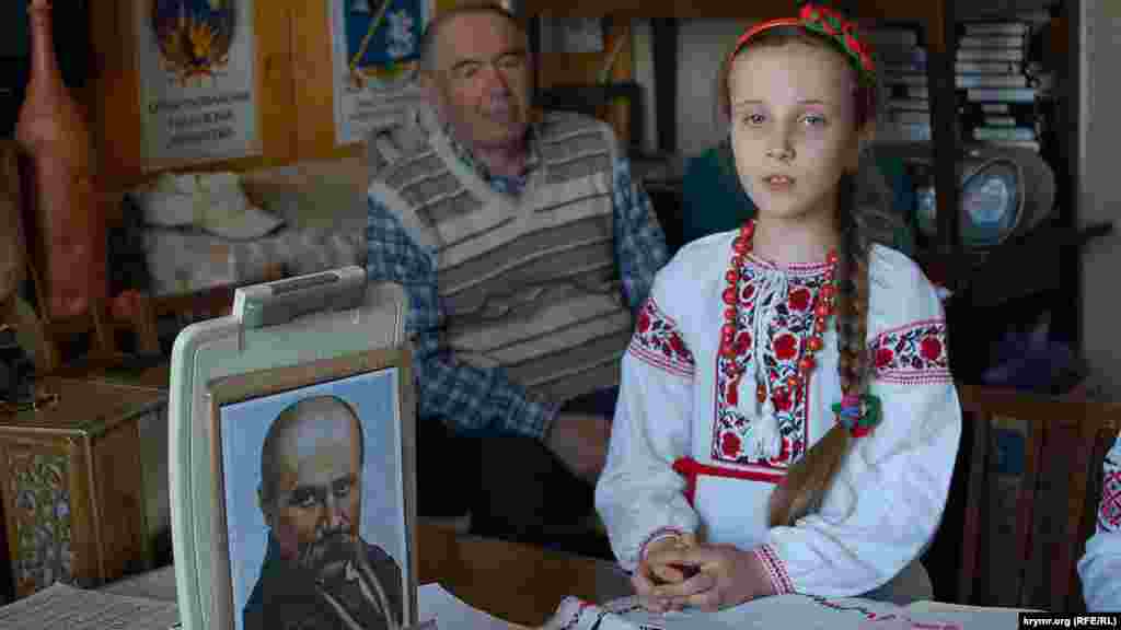 Як і раніше мистецтво об’єднує покоління. День народження Тараса Шевченка в Севастополі. Восьмирічна Ангеліна Левон співає пісню на вірші поета