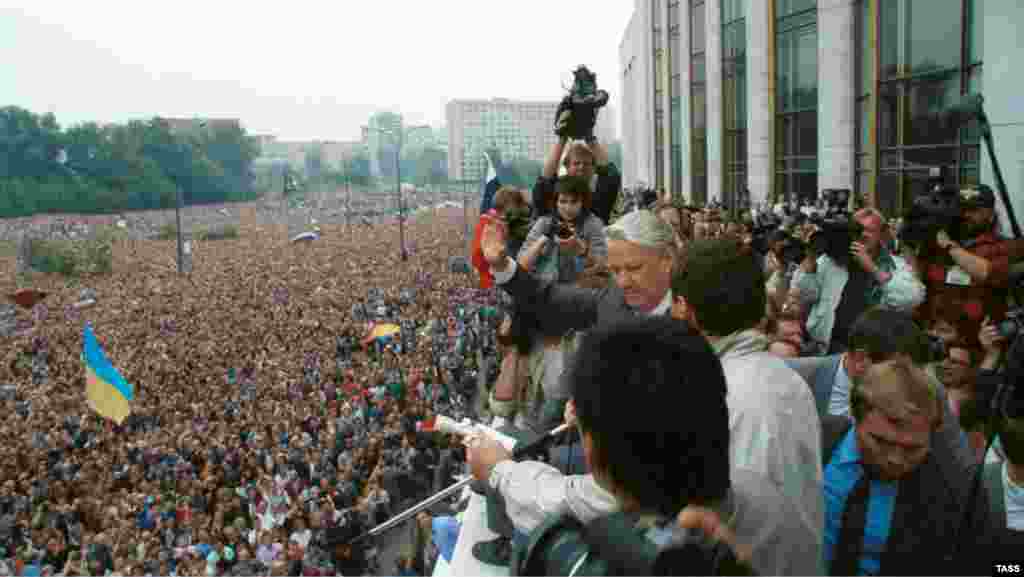 Выступление президента РСФСР Бориса Ельцина на митинге в Москве, 20 августа 1991 год. На митинге развеваются и украинские флаги, на переднем плане – сине-желтый флаг, а на заднем – красно-черный. Украинцы активно участвовали в массовых акциях в Москве, которые, в конечном итоге, привели к распаду «Советской империи». В частности, с 1989 года в Москве действовала организация под названием «ОУН-РУХ»