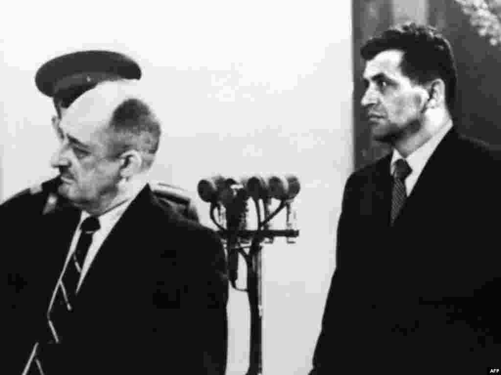 Пауэрс (справа) слушает приговор, который зачитывают 20 августа 1960. Пауэрс признал себя виновным и был осужден. Он был приговорен к десяти годам лишения свободы и должен был отбывать первые три года в тюрьме, а остальные – в трудовом лагере