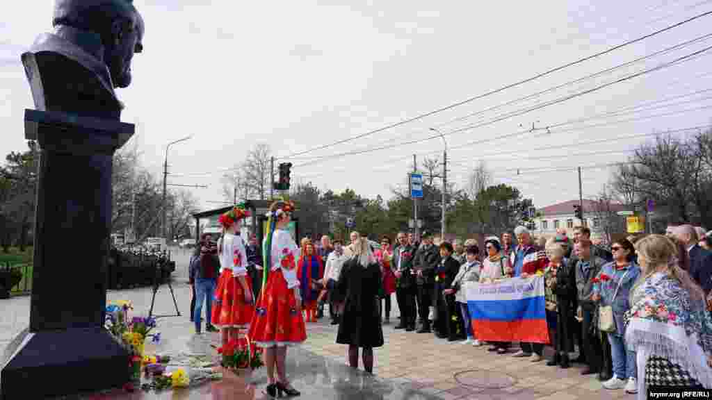 Пізніше почалася офіційна акція за участю депутатів російської міськради Сімферополя, «Російської громади Криму» і представників дозволеної російською владою «Української громади Криму». Вони за командою поклали червоні гвоздики до п’єдесталу Кобзаря