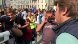 Участники акции отказываются общаться с журналистами "Первого канала" Участники акции отказываются общаться с журналистами "Первого канала"