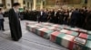 علی خامنهای در کنار تابوت هفت تن از اعضای سپاه پاسداران که در حمله به کنسولگری ایران در دمشق کشته شدند