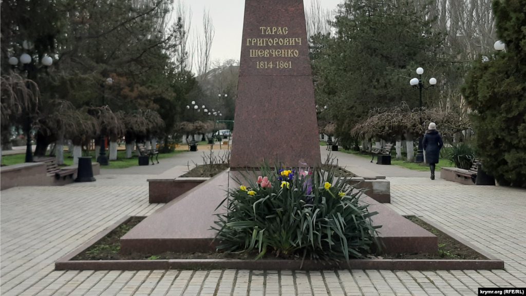 Памятник Тарасу Шевченко в Керчи установлен в одном из центральных парков города, неподалеку от здания городской администрации. После российской аннексии Крыма керчане продолжали приносить цветы к памятнику в день рождения поэта