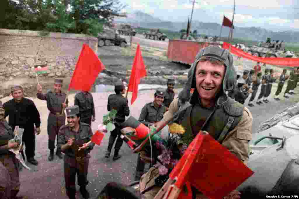 Февраль 1989 года. Советские войска покидают Афганистан, где они в течение 9 лет поддерживали местный коммунистический режим. Цветы и аплодисменты, сопровождавшие вывод  войск, не могли скрыть очевидного факта поражения советской армии в афганской войне. Ее жертвами стали почти 15 тысяч советских военнослужащих и, по некоторым оценкам, до 1 миллиона афганцев.    