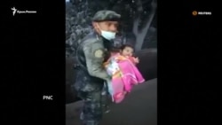 Полицейский спас ребенка из засыпанного извержением вулкана дома в Гватемале (видео) Полицейский спас ребенка из засыпанного извержением вулкана дома в Гватемале (видео)