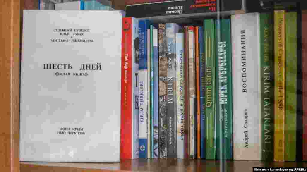 В книжном шкафу – литература, которую Джемилев не забрал с собой. Большая часть книг хранится в его кабинете, этажом ниже