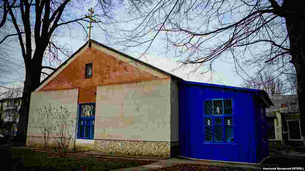  В другом крыле здания сельсовета работает православный храм