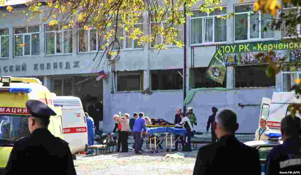 Спасатели несут жертву взрыва в колледже 
