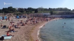 Есть ли туристы? Первый день лета на севастопольских пляжах (видео) Есть ли туристы? Первый день лета на севастопольских пляжах (видео)