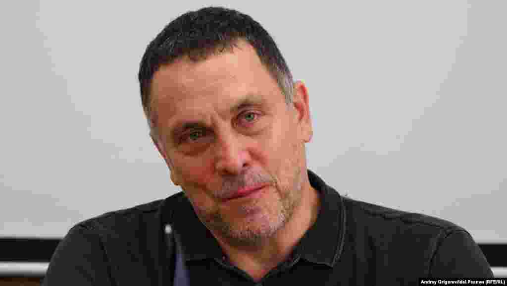 "Ну да, я понимаю, что Дамир Исхаков, Руслан Курбанов, Руслан Айсин — это известные сталинисты, которые конечно же являются спойлером крупного деятеля коммунистического движения Геннадия Зюганова и его сподвижника, верного ленинца Юрия Афонина…"