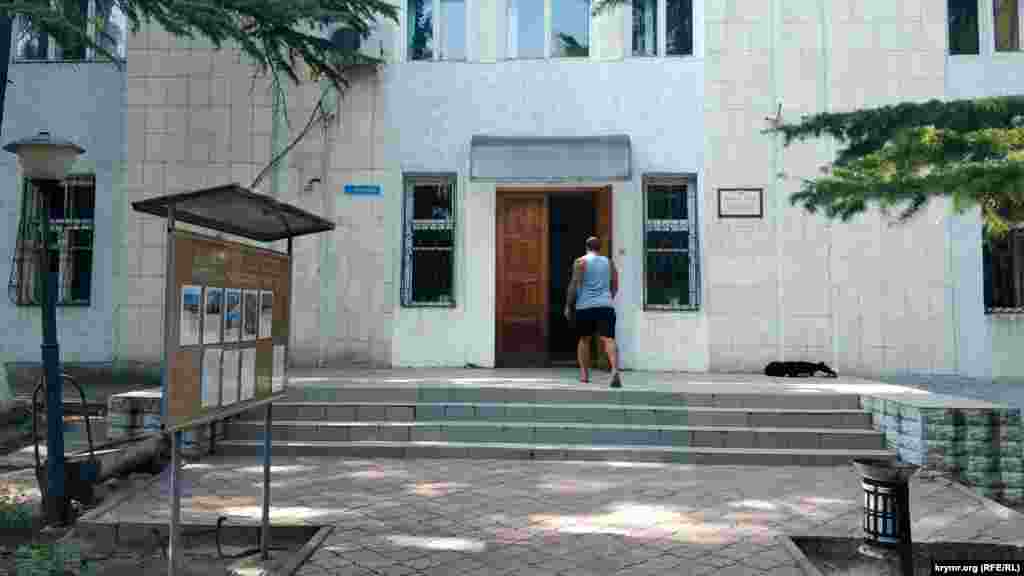 На пересечении улиц Ленина и Горького – офис винодельческого предприятия «Приветное», которое входит в состав «Массандры». В советские времена это был винсовхоз «Приветное», а нынешний офис, скорее всего, назывался конторой. Сейчас российские власти Крыма готовят «Массандру» к продаже, недавно закончили ее акционирование. В 2014 году, в Крыму «национализировали» около 480 предприятий и организаций. В их числе – и «Массандра». Украина подала иски в международные суды, где требует в качестве компенсаций не только деньги, но и российское зарубежное имущество