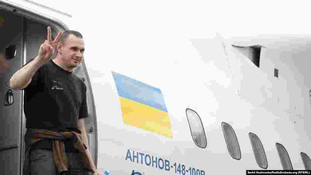 Засуджений у Росії український режисер Олег Сенцов сходить із трапа літака в аеропорту «Бориспіль»