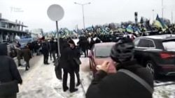 Пётр Порошенко вернулся в Киев, где его обвиняют в госизмене Пётр Порошенко вернулся в Киев, где его обвиняют в госизмене