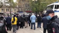Крымские татары приходили к Аксенову, требуя извинений. Тот не вышел (видео) Крымские татары приходили к Аксенову, требуя извинений. Тот не вышел (видео)
