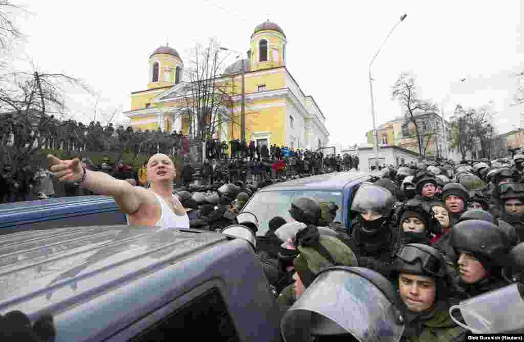 As the van neared Kyiv’s Maidan Nezalezhnosti, or Independence Square -- the focal point of the deadly 2014 Euromaidan protests -- protesters were able to block the van's passage. 