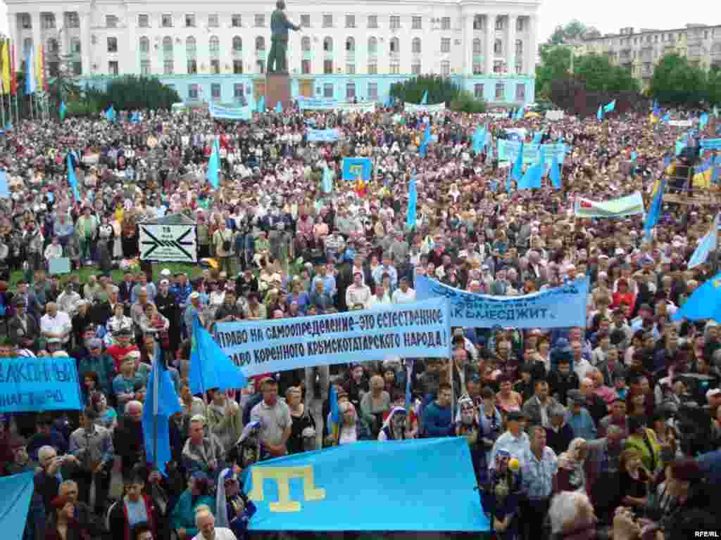 9. Год 2010-й, Симферополь, площадь Ленина.  Если бы украинская власть больше прислушивалась к требованиям крымских татар и, в частности, пошла бы по пути создания крымскотатарской национальной автономии – аннексии могло бы и не произойти.