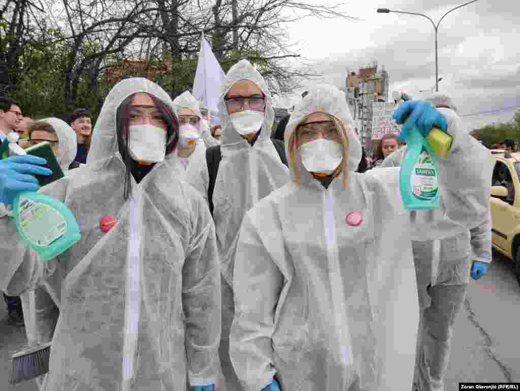 Pojedini studenti na protestu bili su obučeni u opremu za deratizaciju.