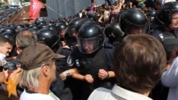 Ukraine Police Scuffle With Lawmakers, Protesters Ukraine Police Scuffle With Lawmakers, Protesters