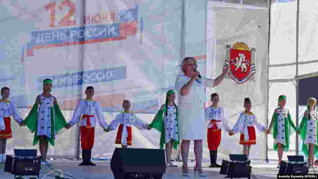 В Алушті святкова програма починається з офіційної частини. На сцені – глава російської адміністрації міста Галина Огнєва