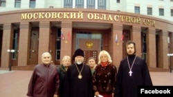 Священники и прихожане Свято-Троицкого храма после суда