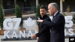 Prim-ministrul canadian Mark Carney (dreapta), cu președintele Ucrainei, Volodymyr Zelenskyy, în timpul summitului liderilor G7 din Kananaskis, în Alberta, Canada,pe 17 iunie 2025.