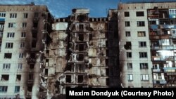 Зруйнований будинок під час ракетного обстрілу з боку російських гібридних сил. Лисичанск, Луганська область, 15 грудня 2014 року