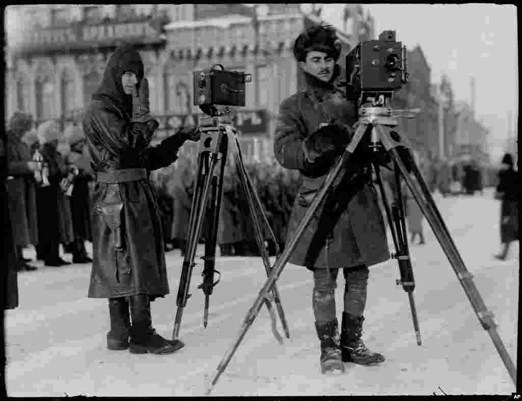 Дональд Томпсон (фотограф «Еженедельника Лесли», слева) и человек, опознанный как капитан армии США Кингмор, снимают кинофильм в Екатеринбурге на морозе