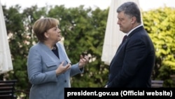 Архивное фото: Ангела Меркель и Петр Порошенко