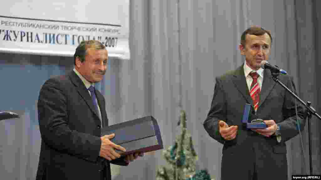 У 2007 році Миколу Семену визнали найкращим журналістом Криму. На фото – голова Ради міністрів АРК Віктор Плакіда вручає нагороду. Ще через кілька років Семена став Заслуженим журналістом України