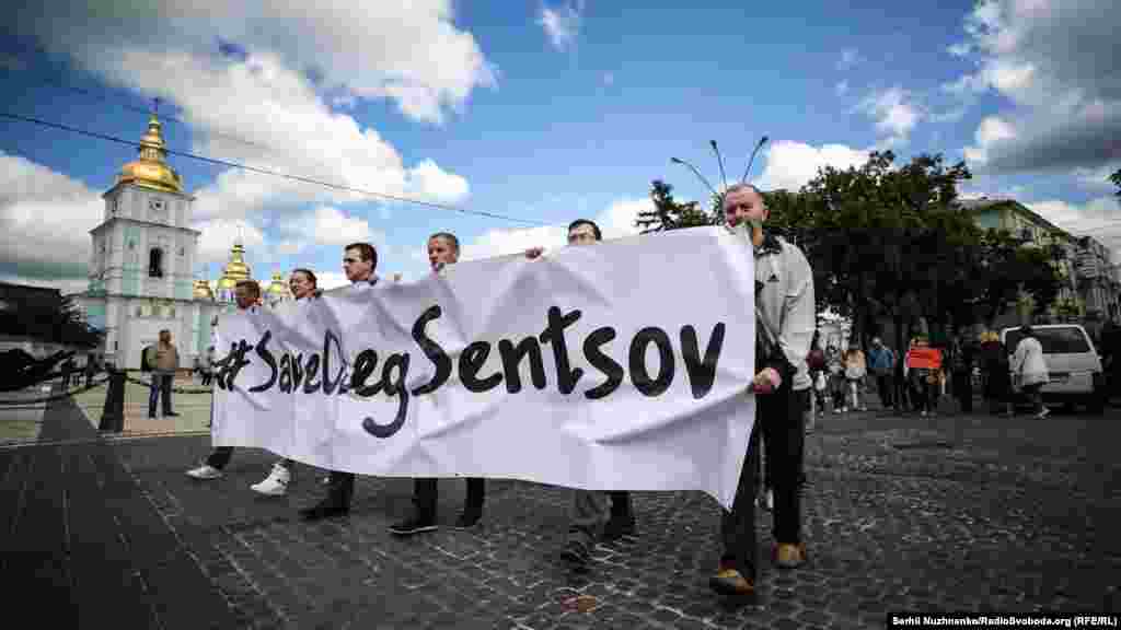 После акции на Майдане Независимости участники устроили шествие в сторону посольства Франции 