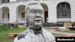 Скульптура Віктора Януковича, виготовлена київськими студентами. Київ, 2012 рік