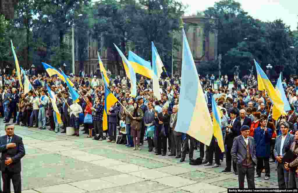 Біля будівлі, де проходив установчий з'їзд, усі три дні також було велелюдно. Люди слухали голосову трансляцію, яка велася на площу, й раділи тому, що відбувалося всередині. Перебіг з'їзду висвітлювали понад 130 журналістів