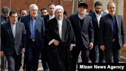 علی اکبر طبری (نفر دوم از راست) که متهم به فساد شده است، از مدیران معتمد صادق لاریجانی بوده است.