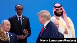 Дональд Трамп проходит мимо Владимира Путина, когда участники саммита «Группы двадцати» готовились к коллективной фотографии. Аргентина, Буэнос-Айресе, 30 ноября 2018 года