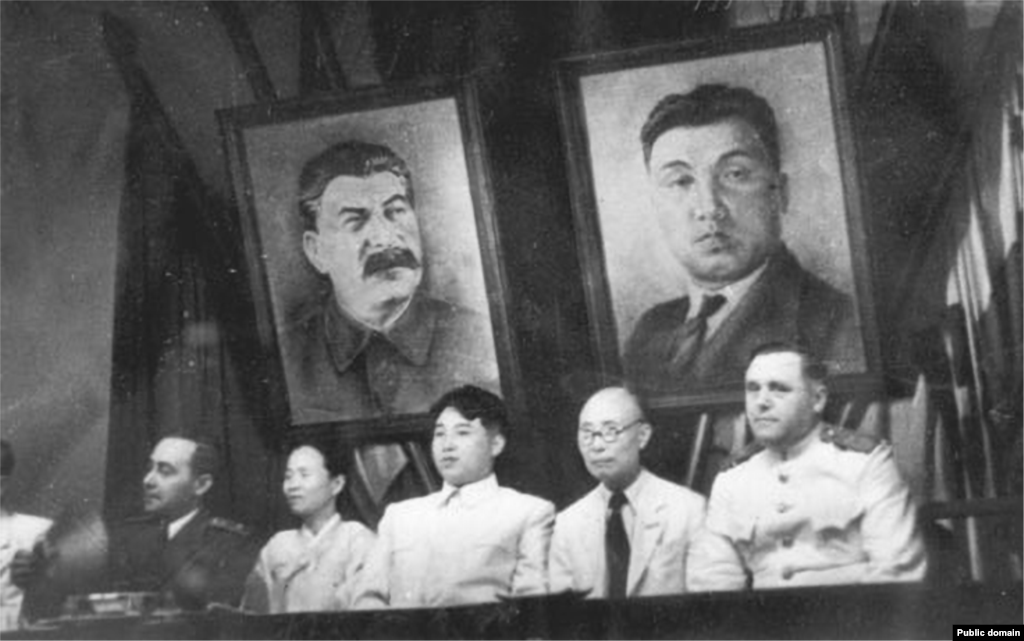 Вооруженная фаза конфликта продлилась с 1950 по 1953 год, но формально война так никогда и не закончилась. Под руководством Ким Ир Сена (на фото в центре), которого поддерживал Советский Союз, Северная Корея превратилась в государство-изгоя и взяла курс на милитаризацию. Психология "осажденной крепости" больно ударила по благосостоянию людей.   