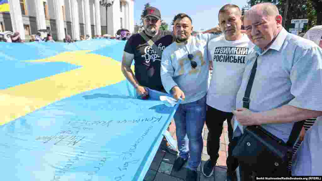 На фото – один з організаторів акції Ісмаїл Рамазанов (другий ліворуч), колишній політв'язень із Криму Володимир Балух та заступник голови Меджлісу кримськотатарського народу Ільмі Умеров