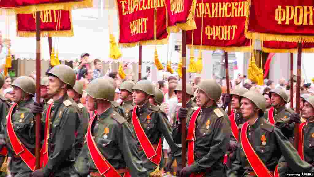 Отдельной колонной прошли реконструкторы и добровольцы, одетые в форму военного и послевоенного периода. Они пронесли штандарты разных фронтов – Украинского, Карельского, Лениградского и других