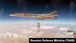 Российский дальний бомбардировщик Ту-22М3 бомбит сирийскую территорию, 3 ноября 2017
