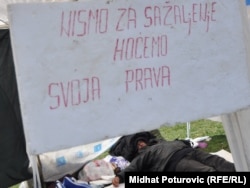 Transparent sa protesta ispred zgrade Vlade FBiH, mart 2011.