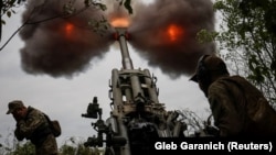 Украинские военнослужащие стреляют из американской гаубицы, Харьковская область, 21 июля 2022 года