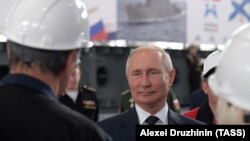 Президент России Владимир Путин на церемонии закладки боевых кораблей для ВМФ России на судостроительном заводе «Залив». Крым, архивное фото