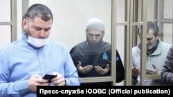 Фигуранты белогорского «дела Хизб ут-Тахрир» Риза Омеров и Энвер Омеров, адвокат Эдем Семедляев