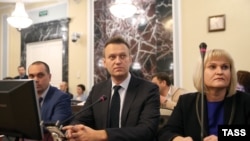 Алексей Навальный (в центре) вместе со своими адвокатами Вадимом Кобзевым (л) и Ольгой Михайловой (п), архивное фото