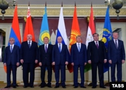 Президент Армении Серж Саргсян, президент Беларуси Александр Лукашенко, президент Казахстана Нурсултан Назарбаев, президент РФ Владимир Путин, президент Кыргызстана Алмазбек Атамбаев, президент Таджикистана Эмомали Рахмон и генсекретарь ОДКБ Николай Бордюжа на сессии ОДКБ. Москва, 21 декабря 2015 года