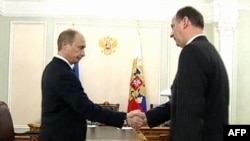 Путин пожимает руку директору ФСБ Патрушеву в день убийства Аслана Масхадова