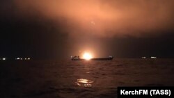 Вид на палаючий танкер у Чорному морі, 21 січня 2019 року